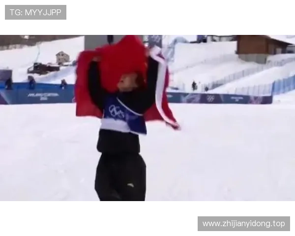 中国队首金苏翊鸣披旗怒吼全场